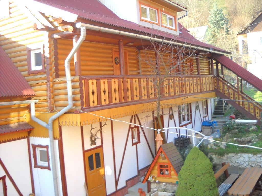 Smerekova Hata Yasinia Bagian luar foto