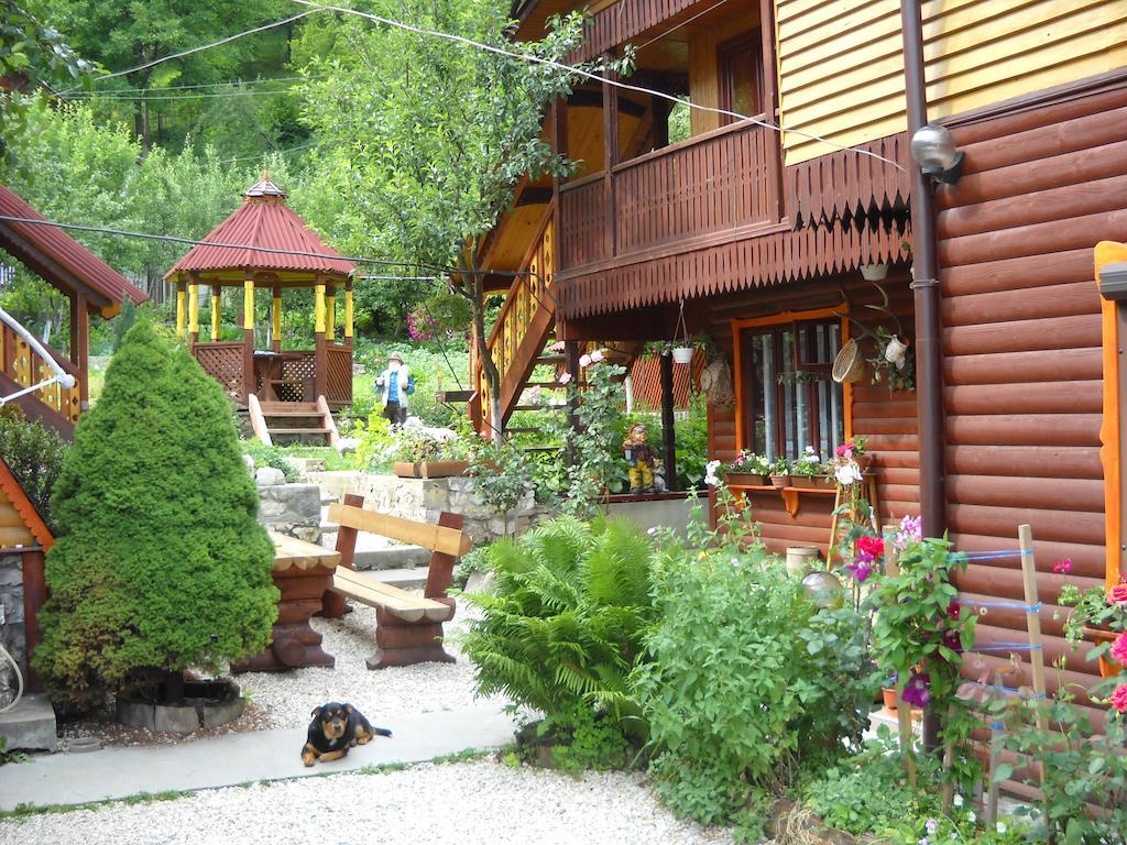 Smerekova Hata Yasinia Bagian luar foto